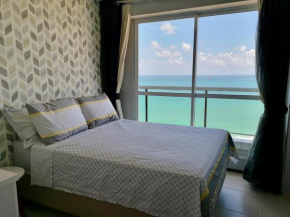 Modern Beachfront Apartment w. Magnificent Seaview